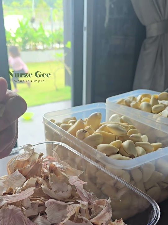 Gee mengisar bawang putih segar